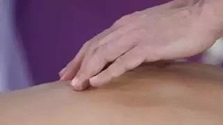 جميلة نحيفة سمراء مدلكه