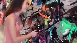 اتينا قنبلة ديزي الصيف يحتاج كلتا يديه للتعامل مع هذا الديك