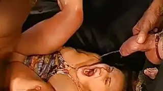 حبيبي يعطي التمتع عن طريق الفم الرطب مع اللعنة