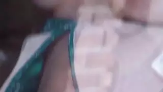 في سن المراهقة يلعب مع ديك