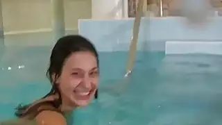 lezzies الشباب الحصول على عارية في حوض السباحة