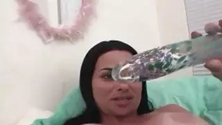 الثدي الطبيعية الضخمة على امرأة سمراء قرنية