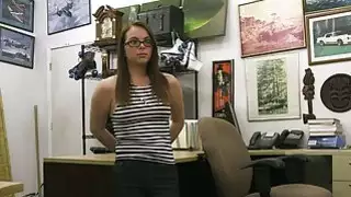 الكلبة مع البنادق الكبيرة في مرهن