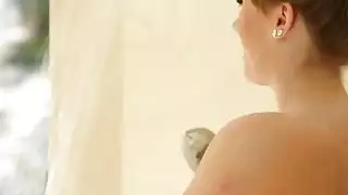 يحصل خبطت Masseuse هارلي اليشم في الحمام
