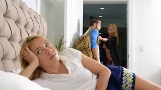 صديقها يغويها أمي خطوة