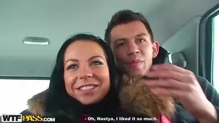 يقضي الزوجان يومًا رومانسيًا في نزل التزلج