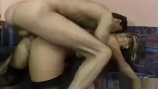 اثنين من الملائكة فاتنة تمتص واحد محظوظ ديك كبيرة وأكل نائب الرئيس