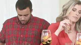 سيدني كول كان مص ديك تحت الطاولة