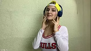 تلميذة قرنية تضايق زميلتها في الفصل ويتم تغطيتها في المني
