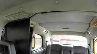 سائق سيارة أجرة مثليه الإناث يلعق الأبنوس فاتنة