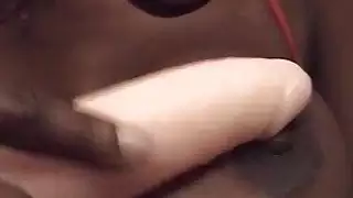 الفرخ الأسود مع ضخمة الثدي استمناء مع دسار