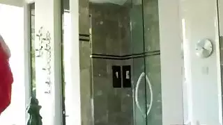 سيدة سوداء دانا ديرموند تمتص الديك الأبيض الكبير ويحصل الأحمق مخترق