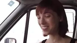 لطيف امرأة سمراء الهواة في سن المراهقة تينا الساخنة مسمر في سيارة الإسعاف