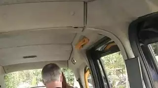 هواة أحمر الشعر فتاة twat استغل من قبل السائق الاحتيال في الأماكن العامة