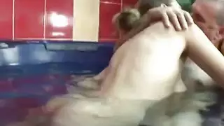 لا يزال هناك مسمار مسلح يعرف كيفية تصفيق السيدات بصعوبة
