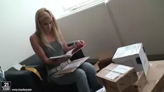 مقابلة مع فاتنة شقراء جميلة صوفي Moone في منزلها
