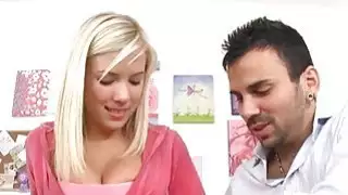 يتم إغراء فاتنة الأحداث من قبل مسمار لممارسة الجنس