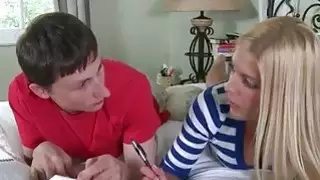 جميلة في سن المراهقة فتاة شقراء كارمن مور جلسة الثلاثي