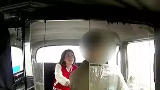 خبطت في سن المراهقة الساخنة من قبل سائق سيارة أجرة وهمية