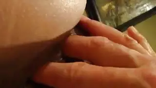 بالإصبع كل من الثقوب لها