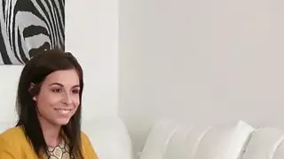 وكيل الإناث مثليه وقد صب على الأريكة