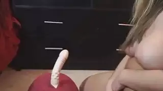 فتاة كاميرا ويب مع الحمار الكبير ركوب لعبة دسار