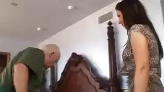 إنها تحب أن تذوق الديك آخر