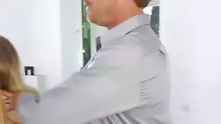بابا هو تناول Iggys حلو في سن المراهقة حلق كس