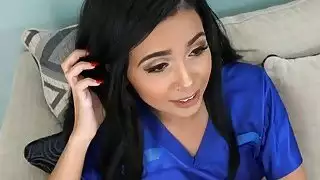 كبير الثدي GF يأخذ الديك في الحمار للمرة الأولى