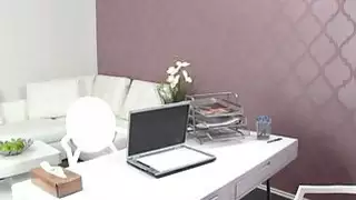 وكيل الإناث يلعق فاتنة أمام مساعد
