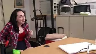 امرأة سمراء في سن المراهقة الحلق العميق أسلوب هزلي كبير الديك الأسود