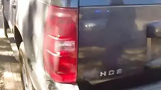 يحصل مارس الجنس فاتنة الروسي على غطاء محرك السيارة من أجل حريتها