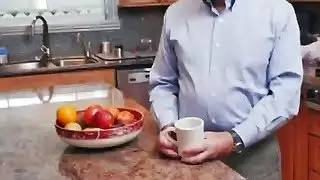 في سن المراهقة الشقراء مولي يحصل شغل بواسطة قديم كوك كوك