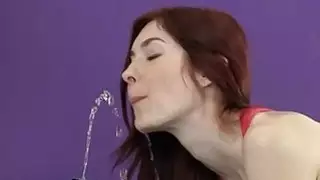 فاتنة التبول على السرير