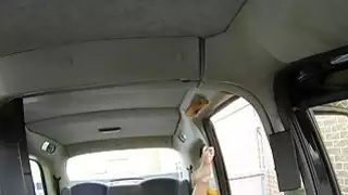 الغش صديقة الجنس الشرجي مع السائق في سيارة أجرة