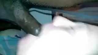 غريب أبيض في سن المراهقة يأكل ديك أسود
