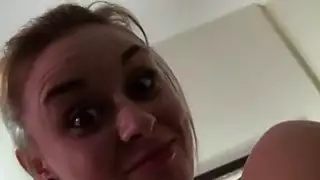 اثنين من الأزواج الحفلات في غرفة الفندق