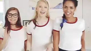 ثلاثة الطالبات في مهمة شفوية