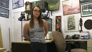 فاتنة الساخنة جدا في النظارات يحصل لها twat ثمل بواسطة بيدق الرجل