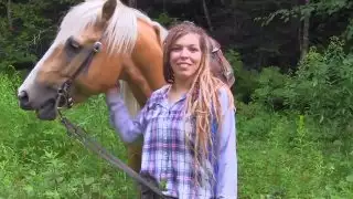 الفرنسية Rastafarian هي فخور لها حصان وتاتس
