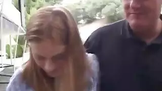 امرأة سمراء حامل الحوامل يتلقى ثلاثة دونغ