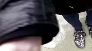 حلق مهبل هواة خبطت في الهواء الطلق في معطفها