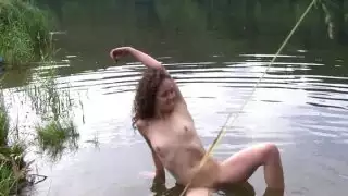 كريستينا عارية من النهر