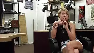 شقراء الهواة تمتص الديك في أسلوب بوف