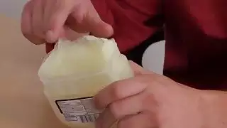 ملل بالملل في مكتبه يلعب مزحة على زميل قبل سخيف له