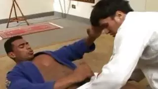 العضلات الكتل التدريب الكاراتيه تتحول إلى الجنس الشرجي