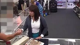 امتص كبير الثدي الجبهة الديك ونشر الساقين للحصول على كس مارس الجنس لبعض النقود