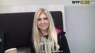 تلتقط بلوندي الباب التالي ومارس الجنس على ما يرام
