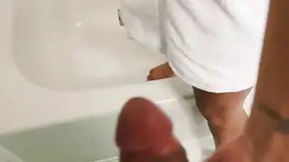 تمتص ديفين القلب لها خطوة بروس الديك في الحمام