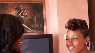 أسلي يأمر رجل أبيض لعقها
